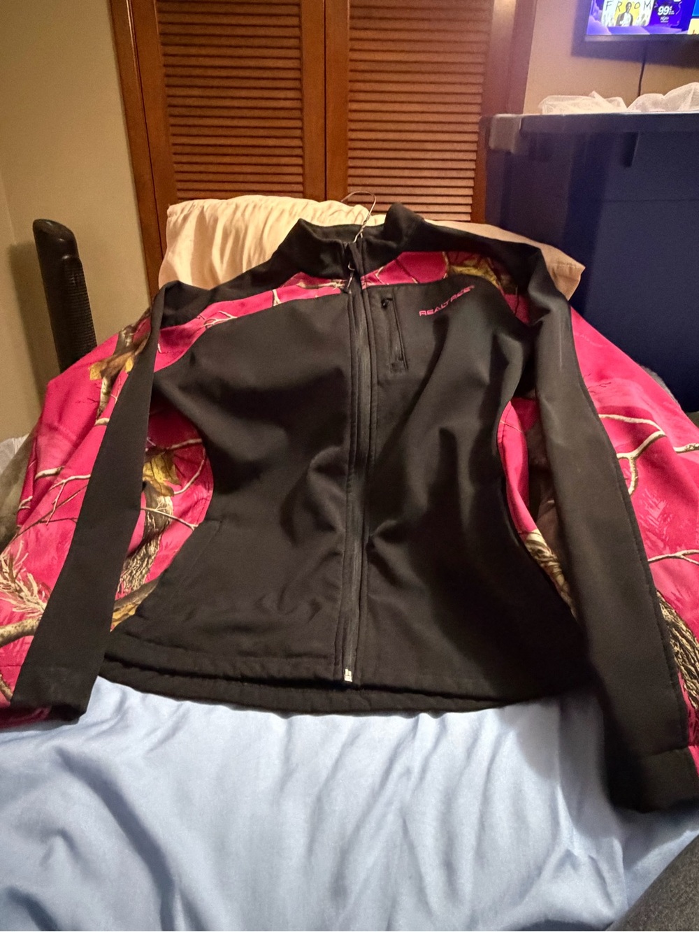 Realtree Women’s Black and Pink Camo Softshell Utility Jacket